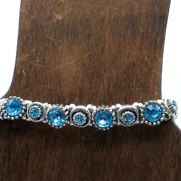 Soft Blue Faceted Crystal Glass Silver-tone Stretch Bracelet - Picture 7 of 15